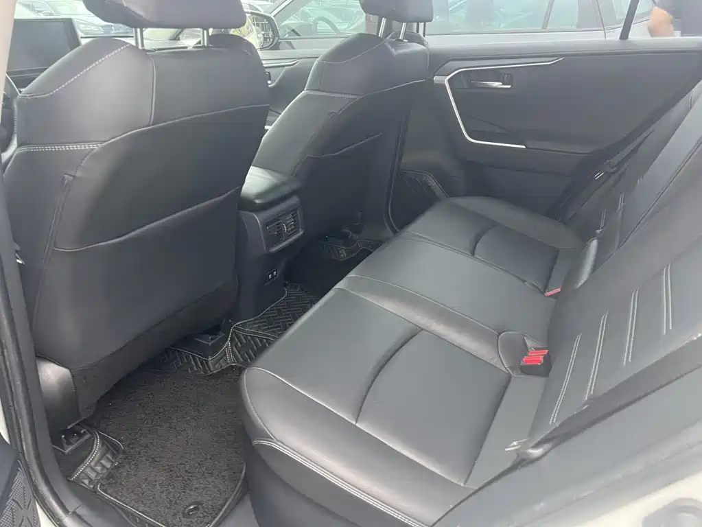 Toyota RAV4 — миниатюра 7
