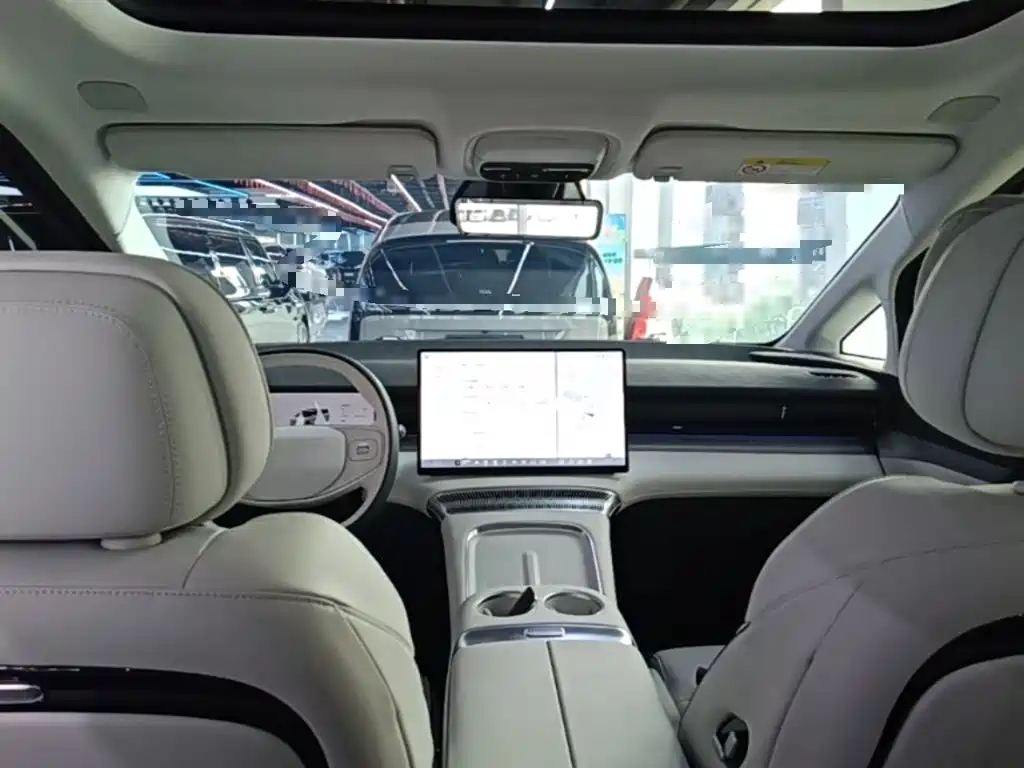 XPeng X9 — миниатюра 10