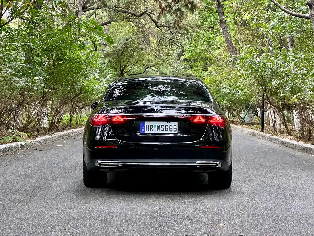 Mercedes-Benz E-Class — миниатюра 8