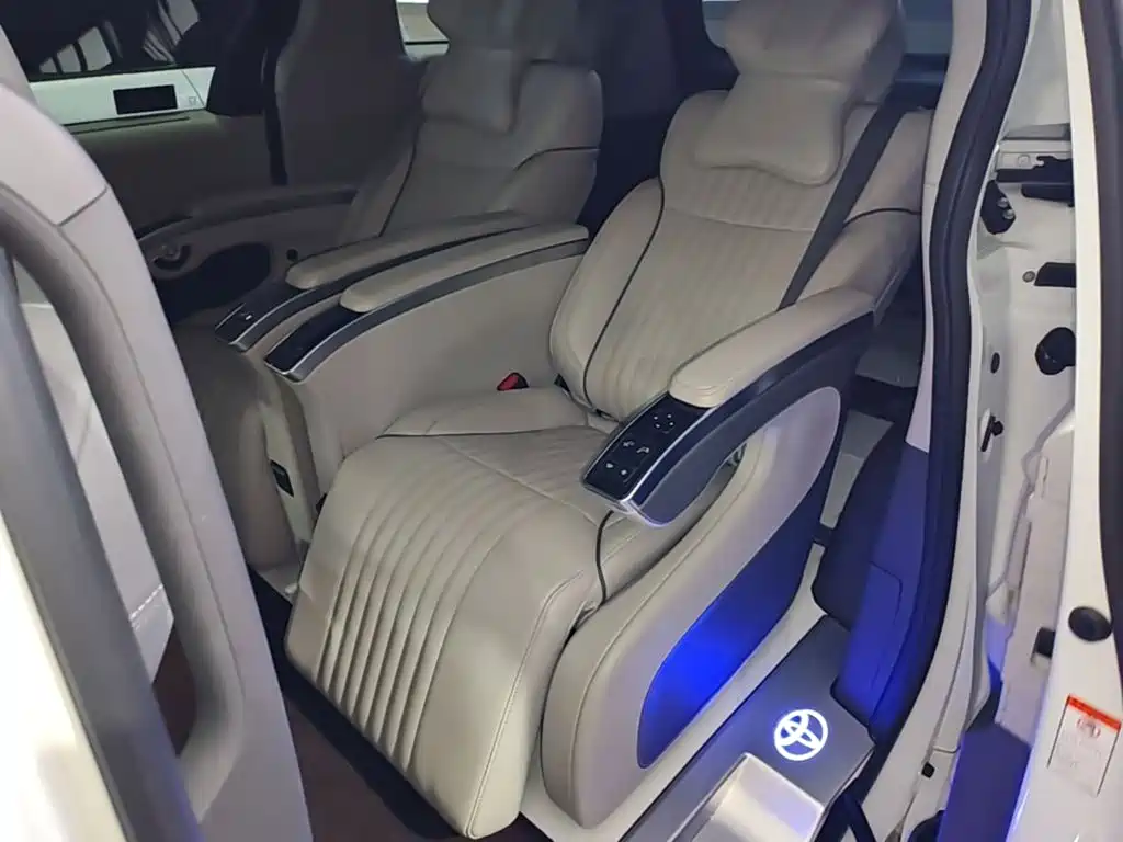 Toyota Granvia — миниатюра 17