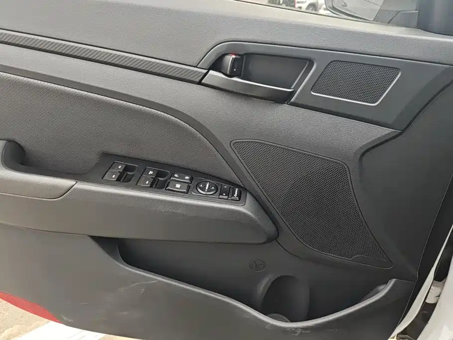 Hyundai Elantra — миниатюра 7
