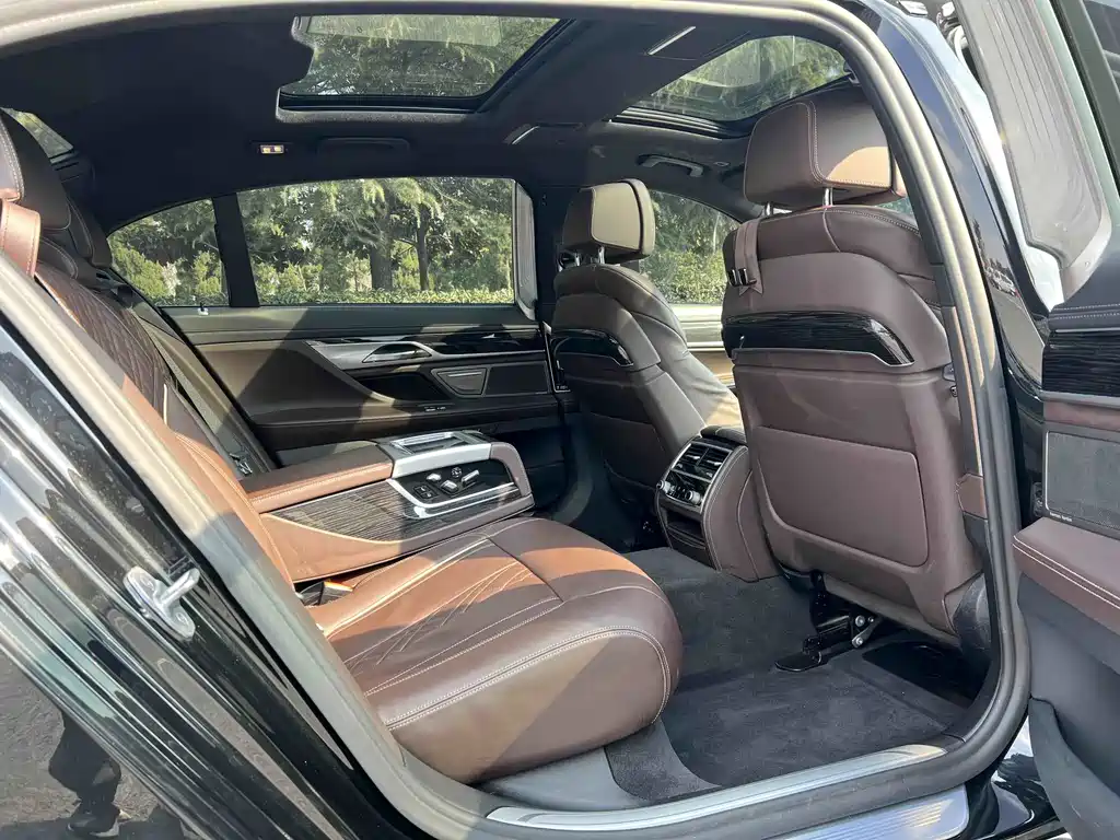 BMW 7 Series — миниатюра 7