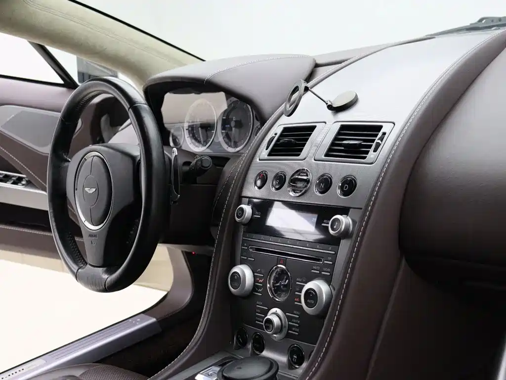 Aston Martin Rapide — миниатюра 10