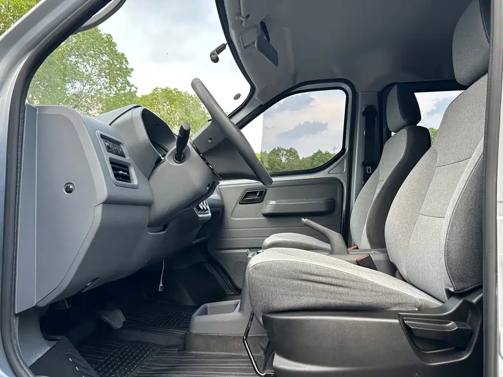Wuling Yangguang — миниатюра 4
