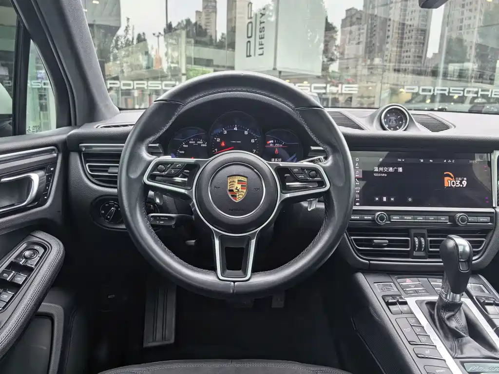 Porsche Macan — миниатюра 5