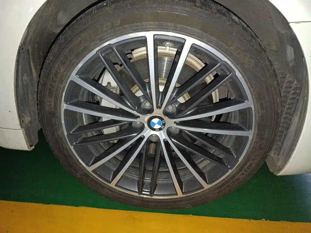 BMW 5 Series — миниатюра 8