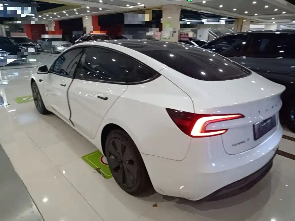 Tesla Model 3 — миниатюра 5