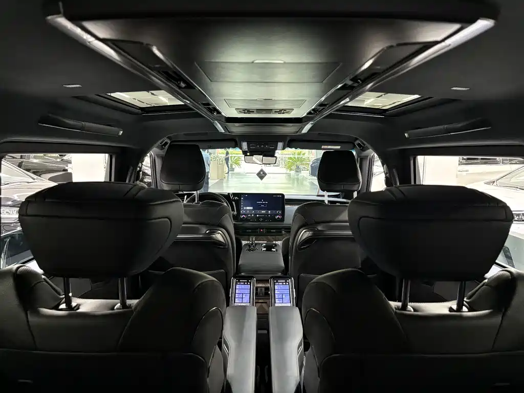 Lexus LM — миниатюра 17
