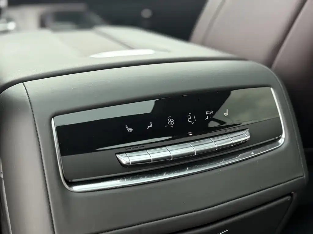 Cadillac Escalade — миниатюра 19