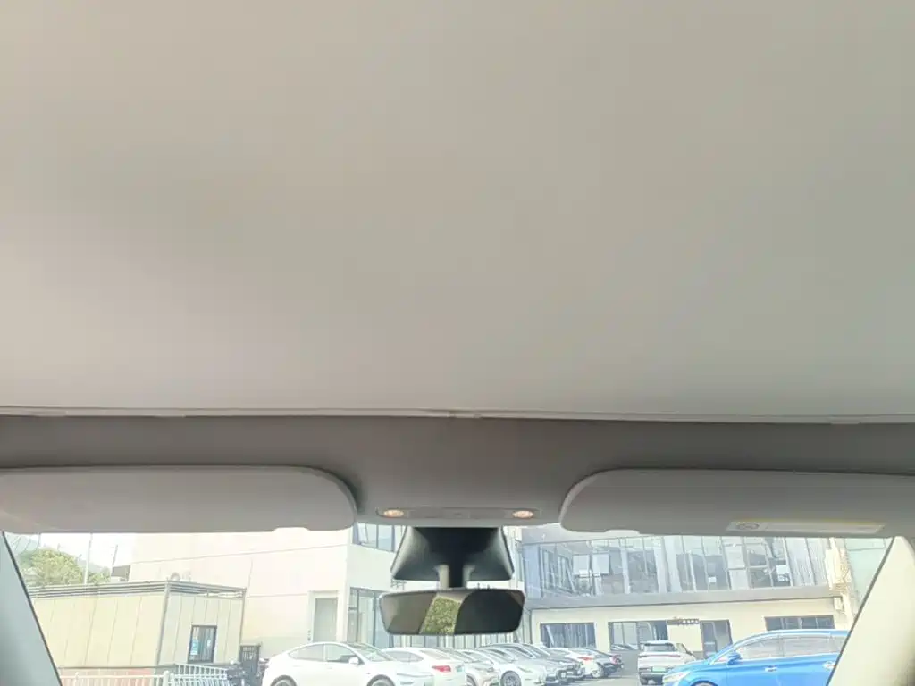 Tesla Model Y — миниатюра 18