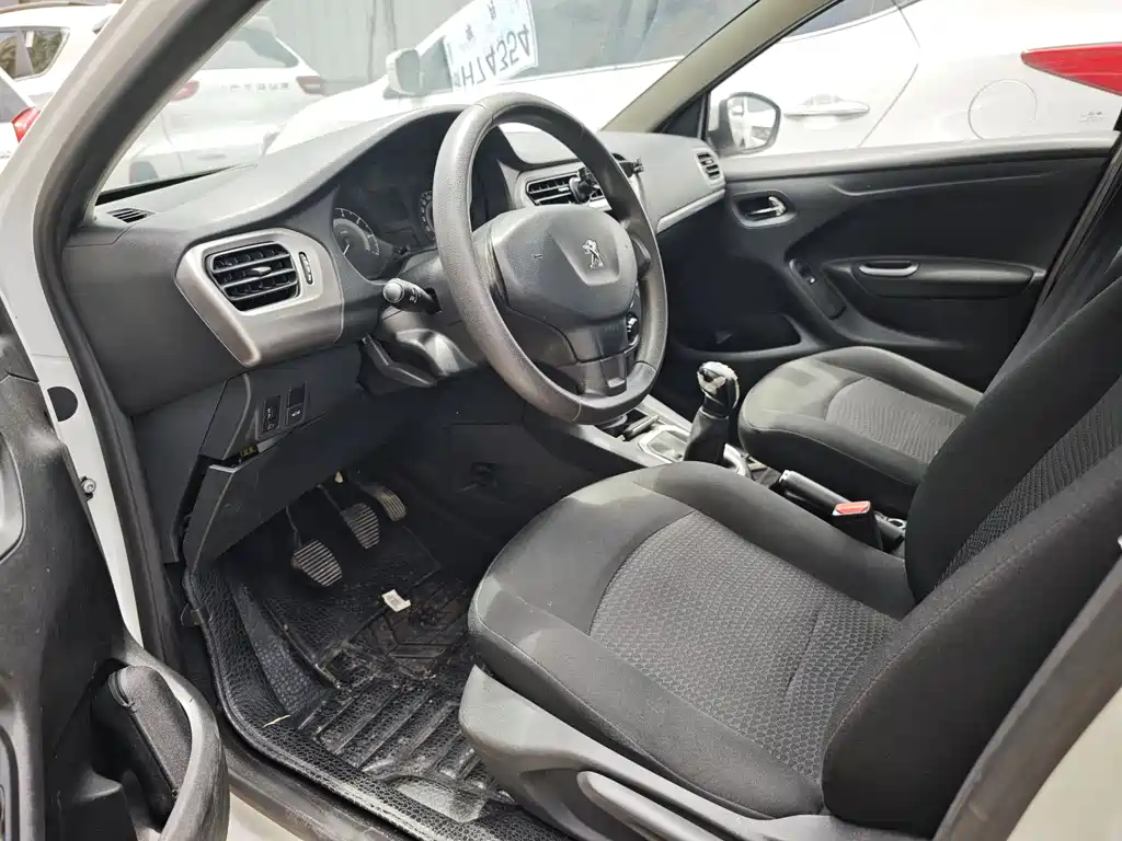 Peugeot 301 2014 1.6L MT Comfort