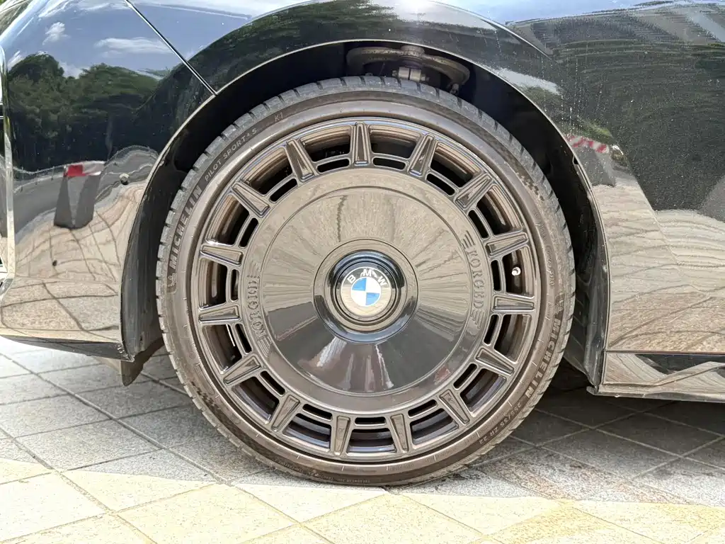 BMW 7 Series — миниатюра 11