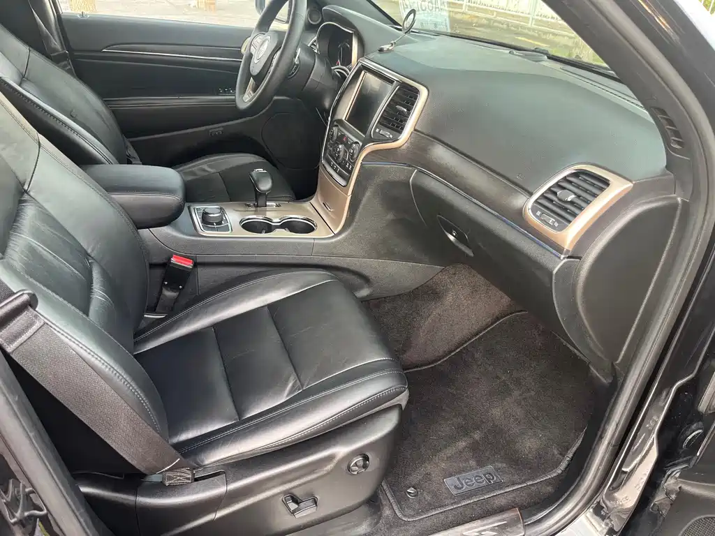Jeep Grand Cherokee (Import) — миниатюра 13