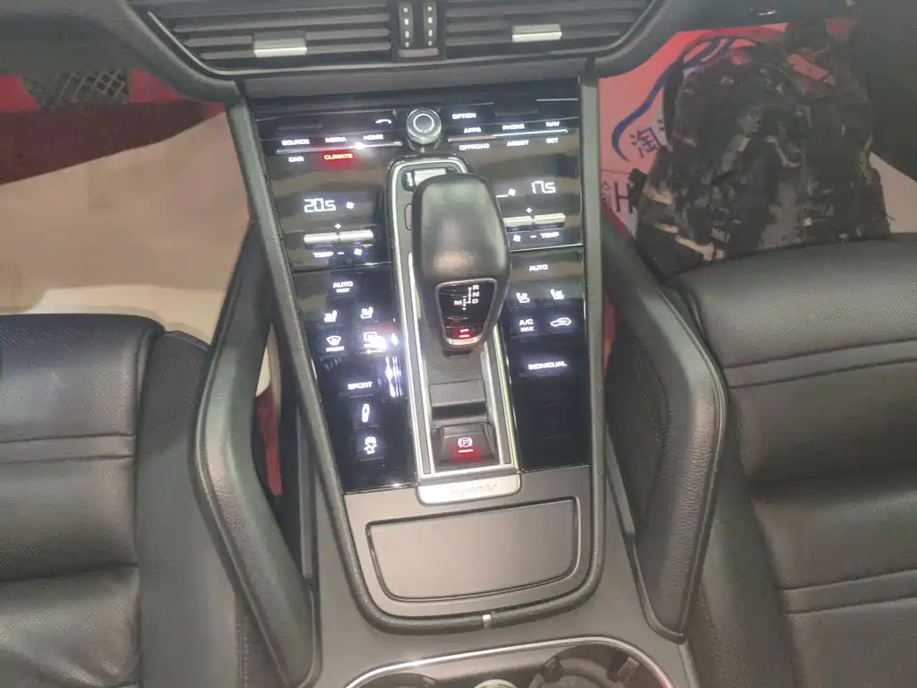Porsche Cayenne — миниатюра 7