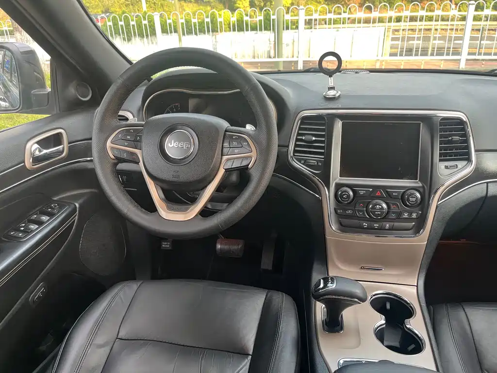 Jeep Grand Cherokee (Import) — миниатюра 16