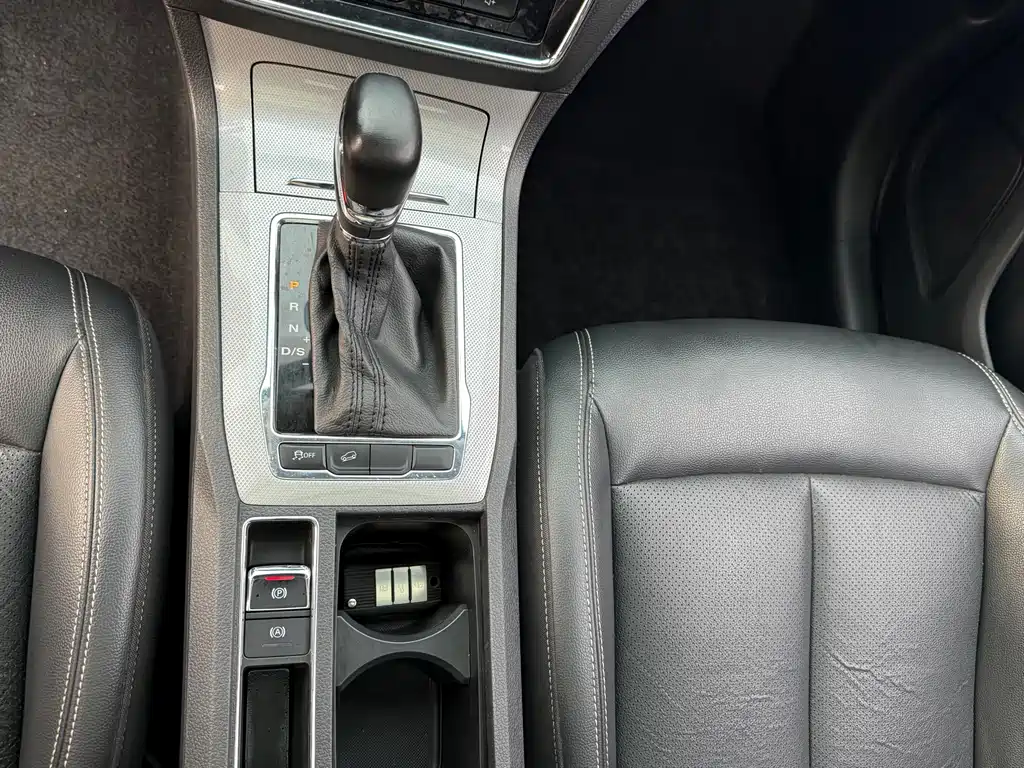 Roewe RX5 — миниатюра 8