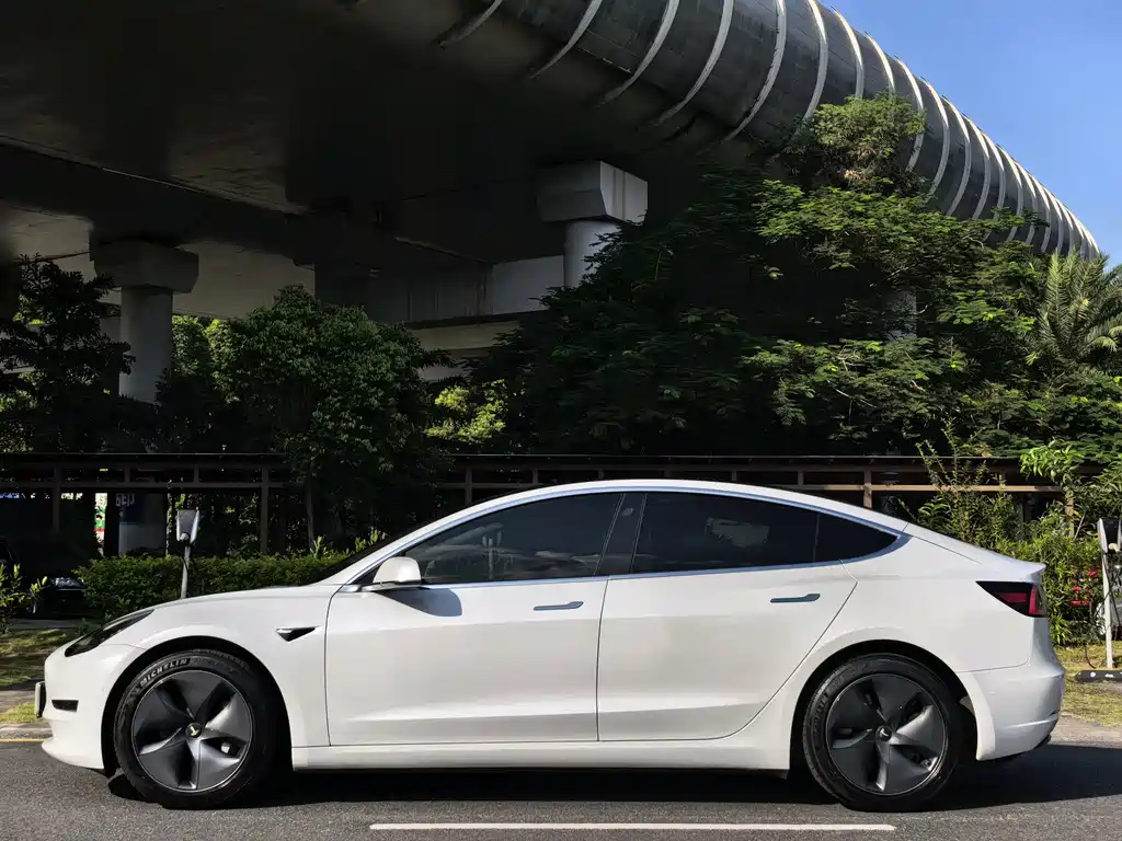 Tesla Model 3 — миниатюра 4