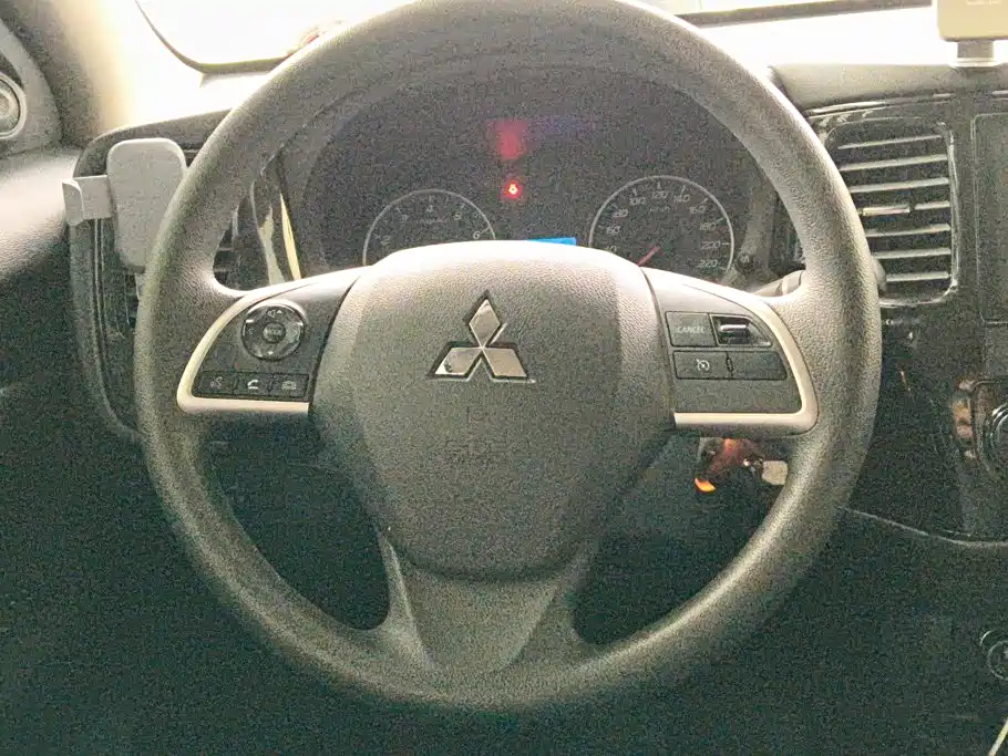Mitsubishi Outlander — миниатюра 15