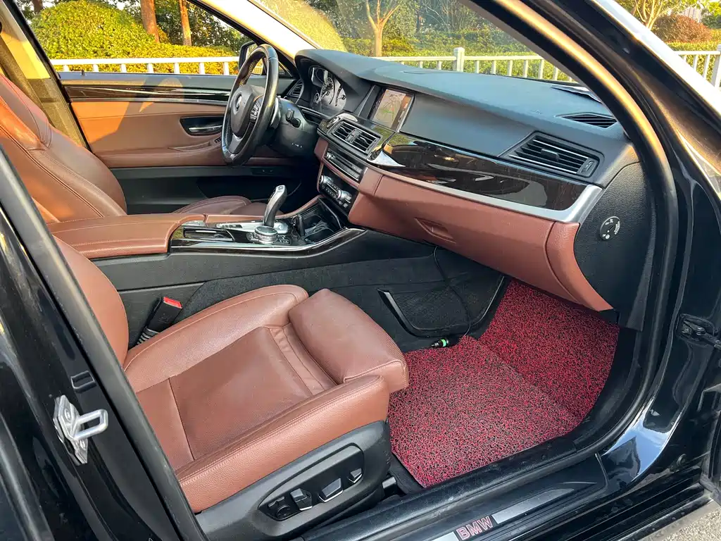 BMW 5 Series — миниатюра 11