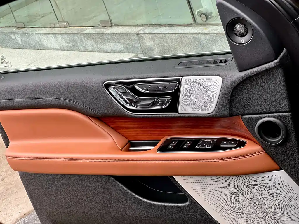 Lincoln Navigator — миниатюра 17