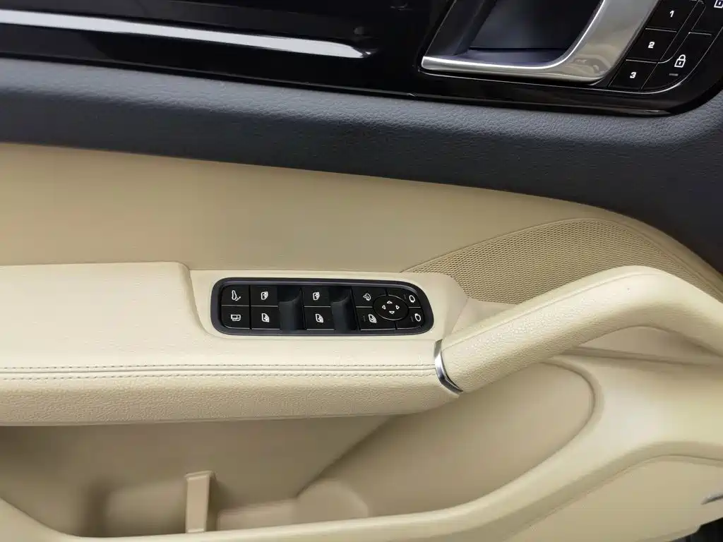 Porsche Cayenne Hybrid — миниатюра 9