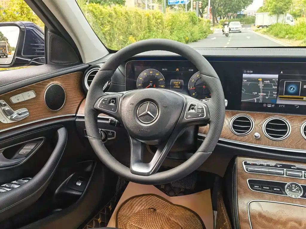 Mercedes-Benz E-Class — миниатюра 11