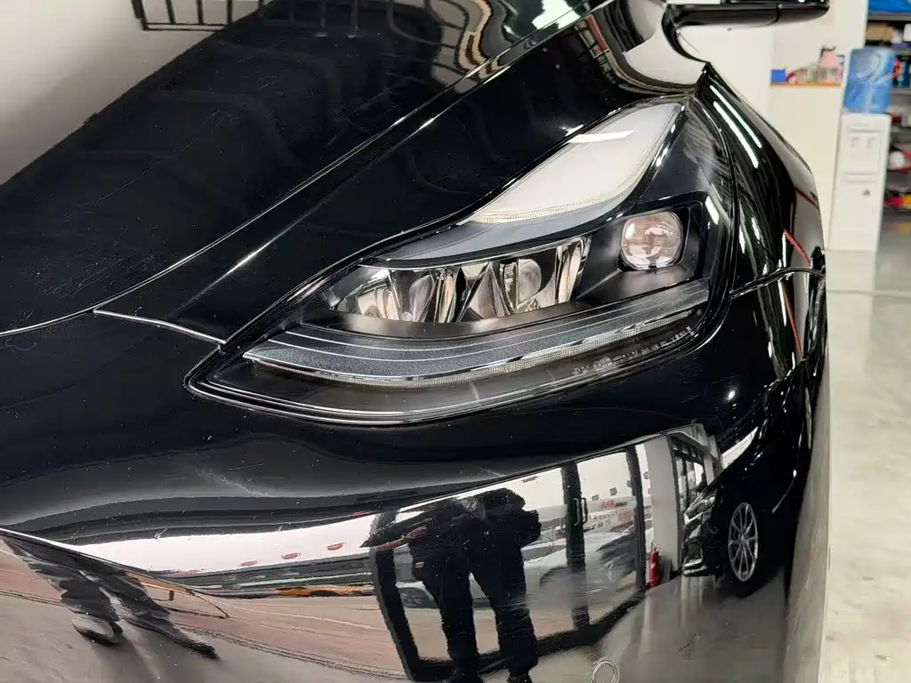 Tesla Model Y — миниатюра 3
