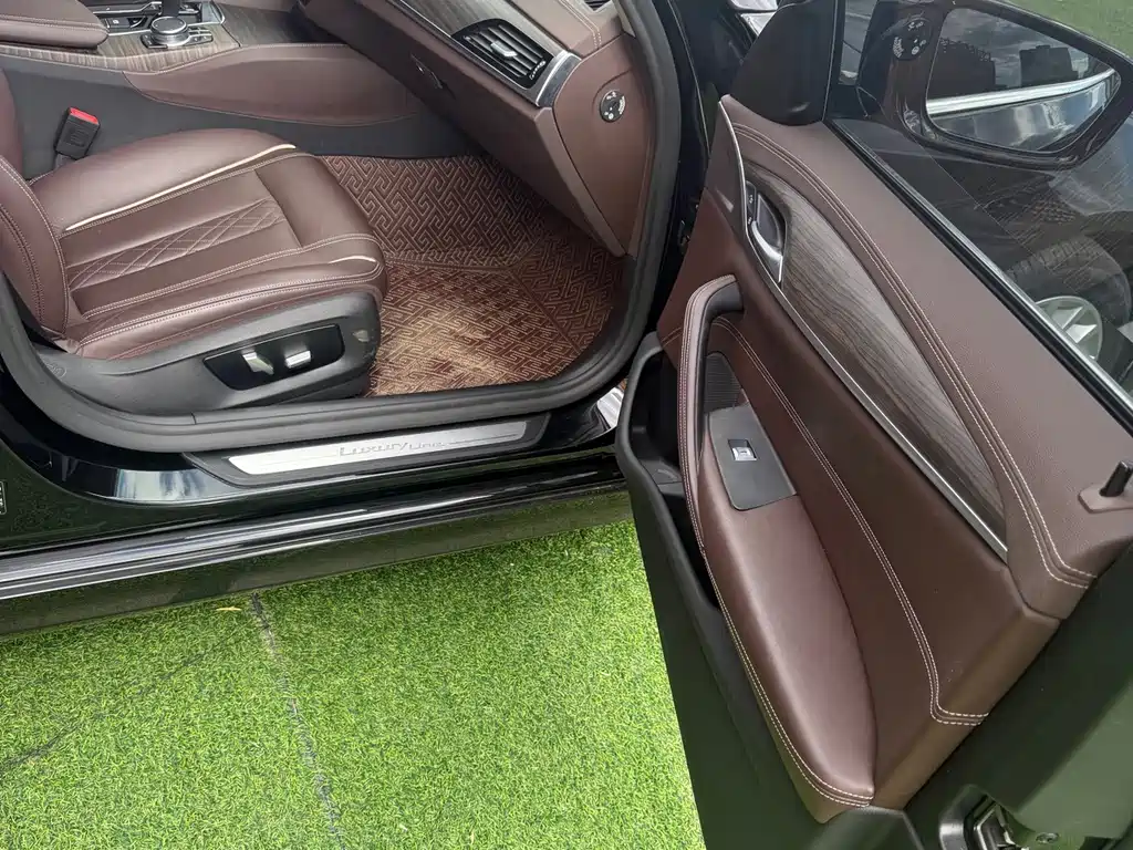 BMW 5 Series — миниатюра 12
