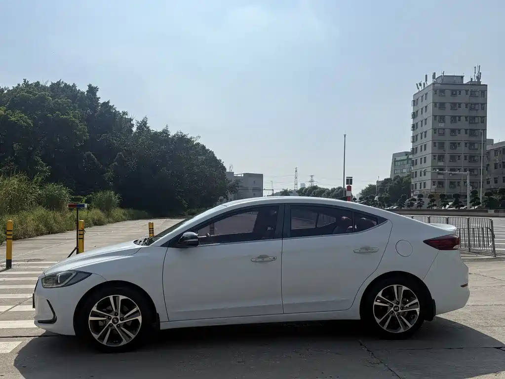 Hyundai Elantra — миниатюра 4
