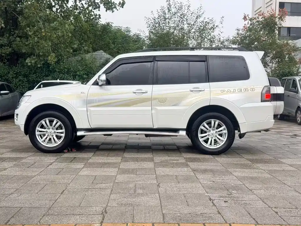 Mitsubishi Pajero (Import) — миниатюра 7