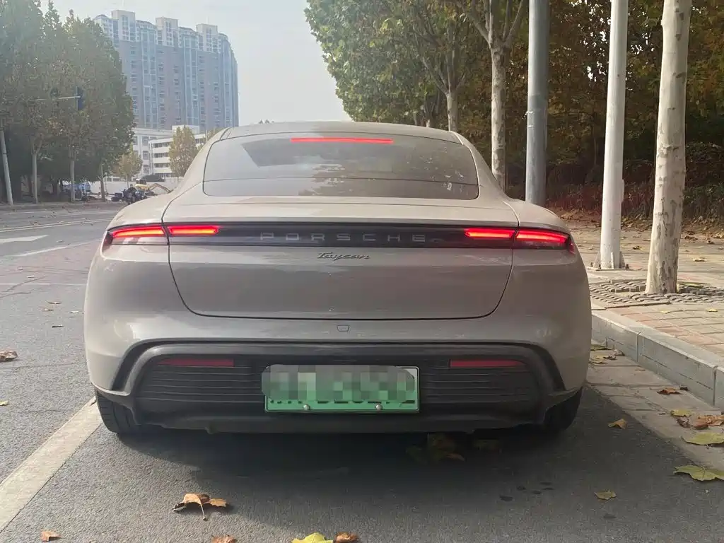 Porsche Taycan — миниатюра 7
