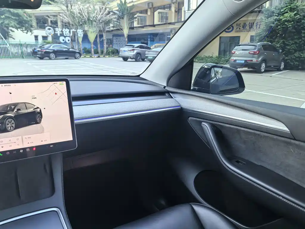 Tesla Model Y — миниатюра 16