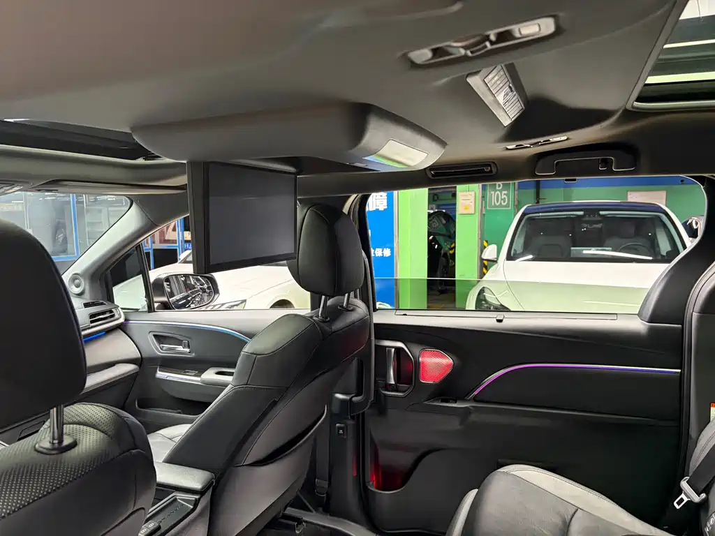 Toyota Granvia — миниатюра 11