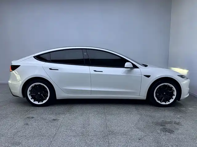 Tesla Model 3 — миниатюра 12