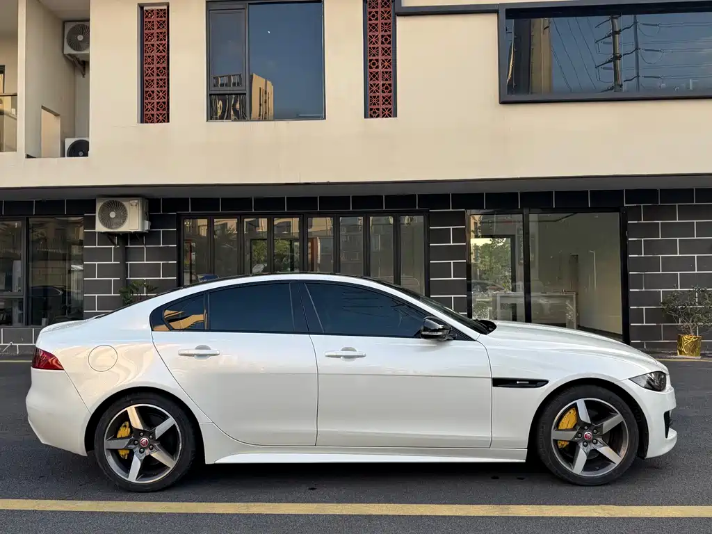 Jaguar XE — миниатюра 7