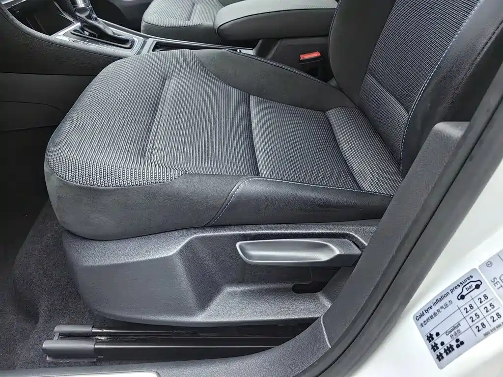 Volkswagen Golf EV — миниатюра 20