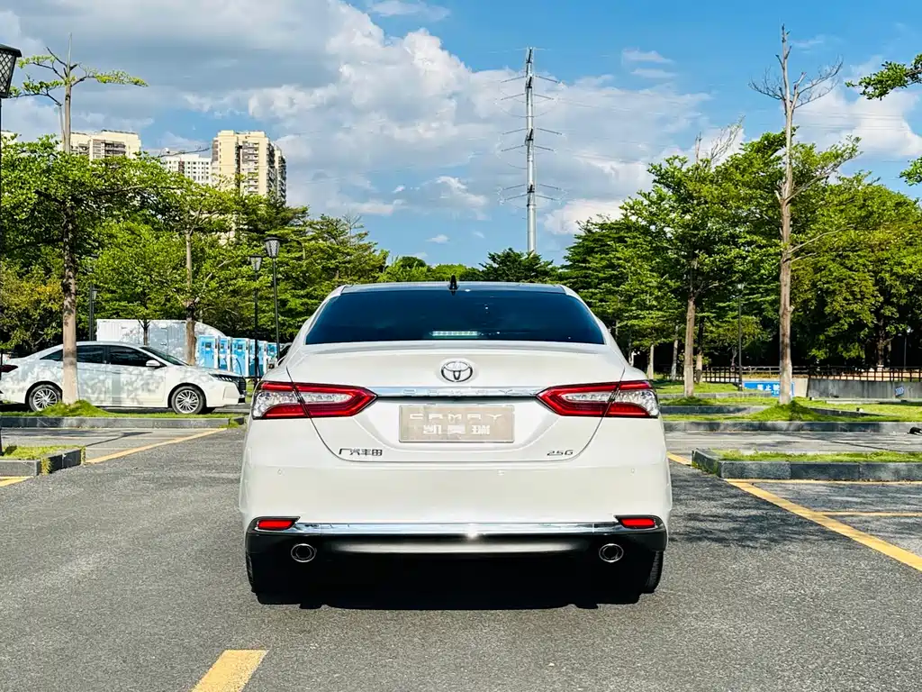 Toyota Camry — миниатюра 17