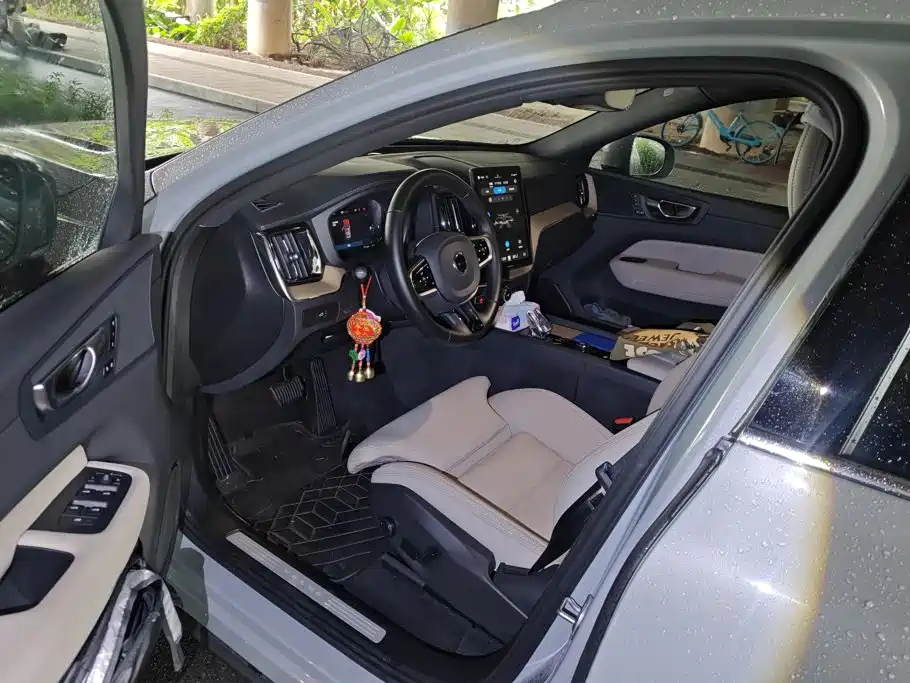 Volvo XC60 2026 B5 Luxury