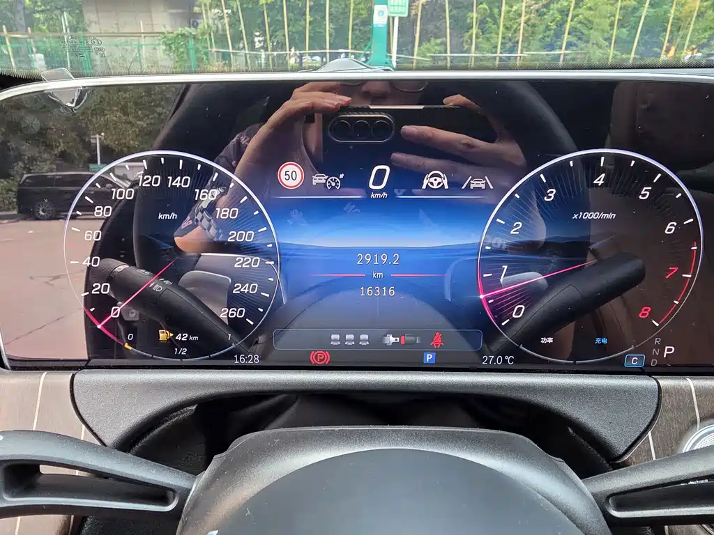 Mercedes-Benz E-Class — миниатюра 11