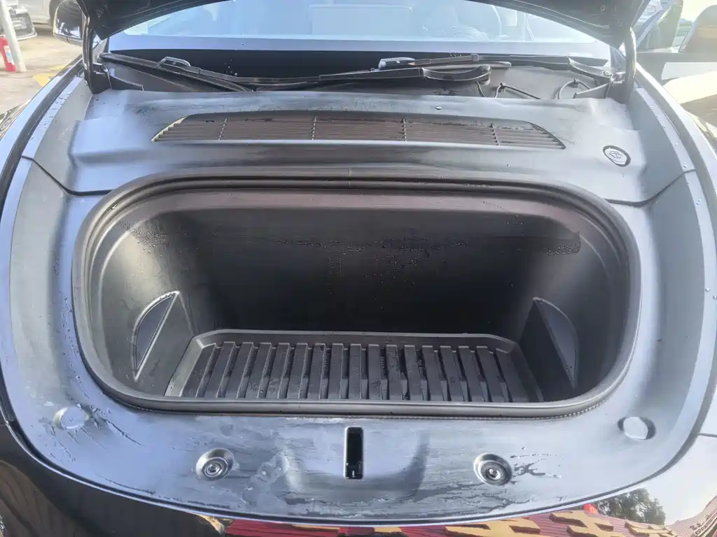 Tesla Model Y — миниатюра 18