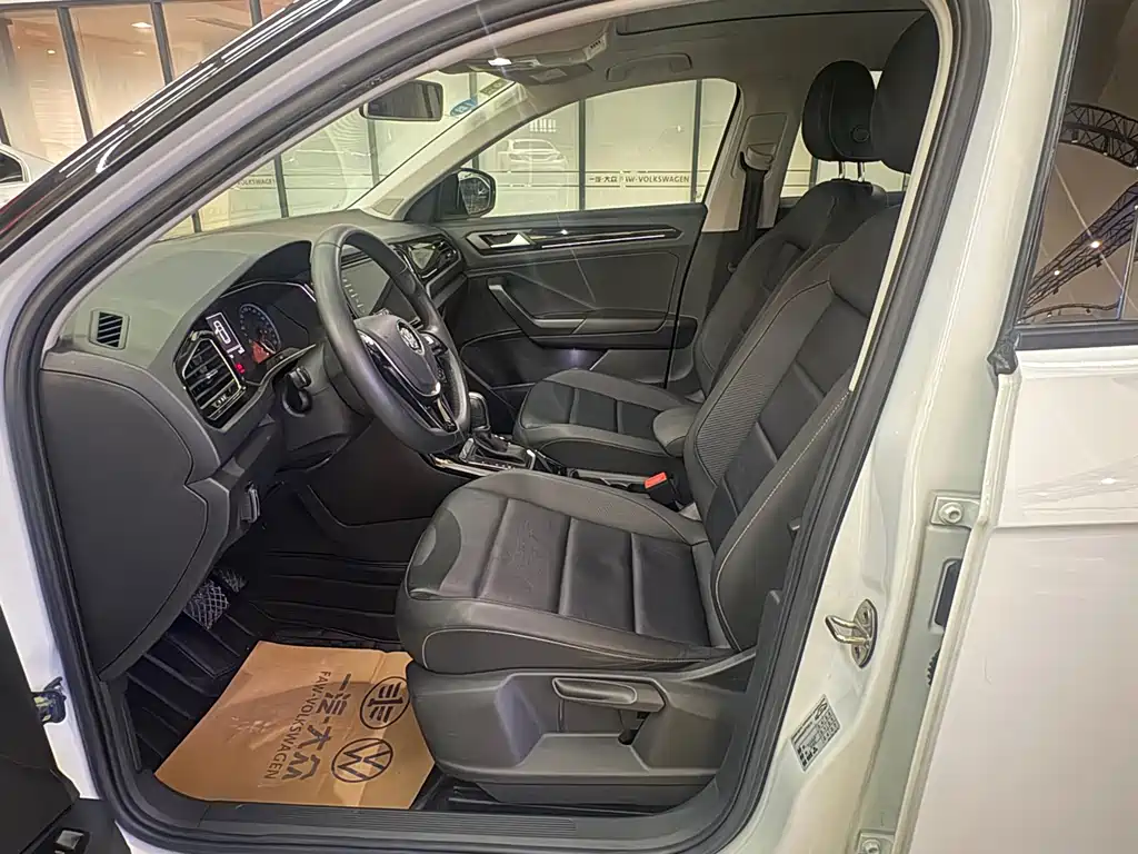 Volkswagen T-Roc — миниатюра 2