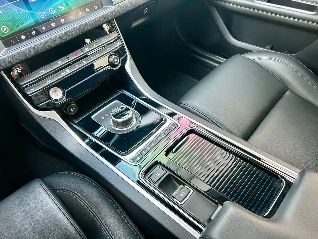 Jaguar XFL — миниатюра 8