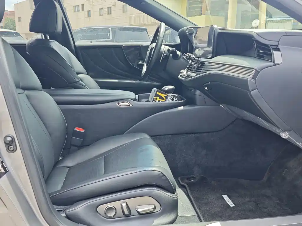 Lexus LS — миниатюра 12