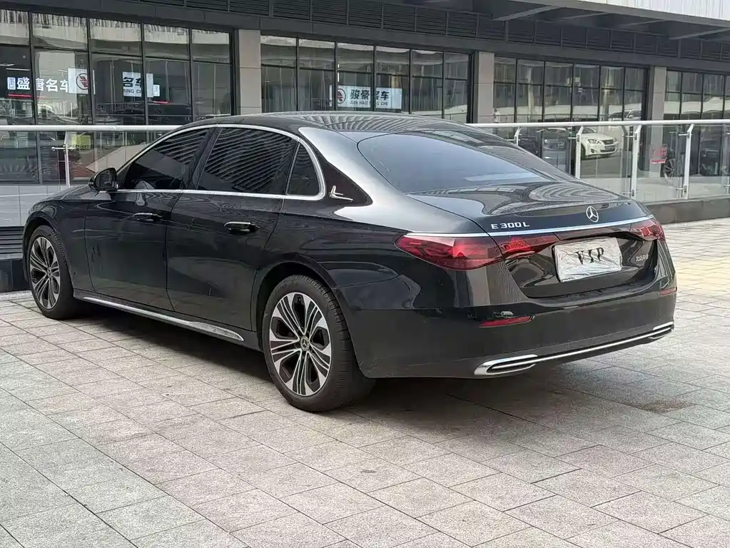 Mercedes-Benz E-Class — миниатюра 7