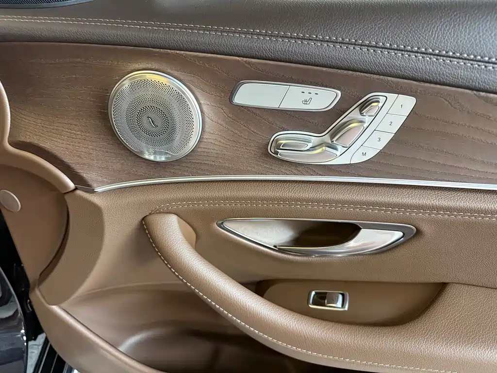 Mercedes-Benz E-Class — миниатюра 9