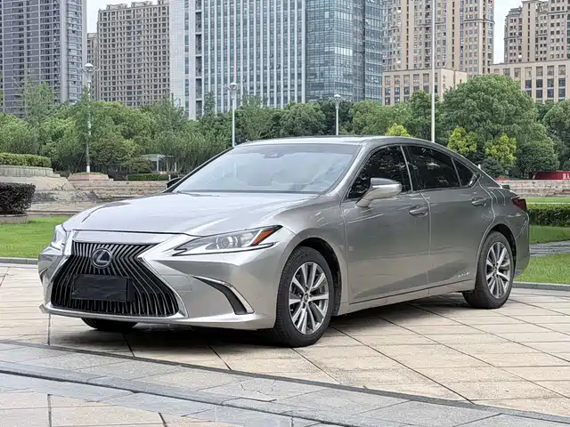 Lexus ES 2018 300h V — фото 1