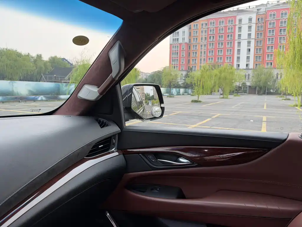 Cadillac Escalade — миниатюра 14