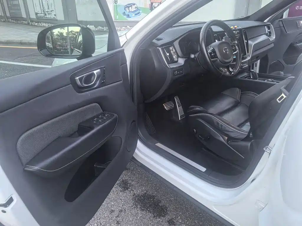Volvo XC60 PHEV — миниатюра 23