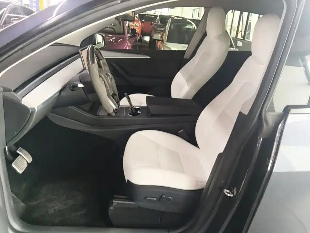 Tesla Model Y — миниатюра 15