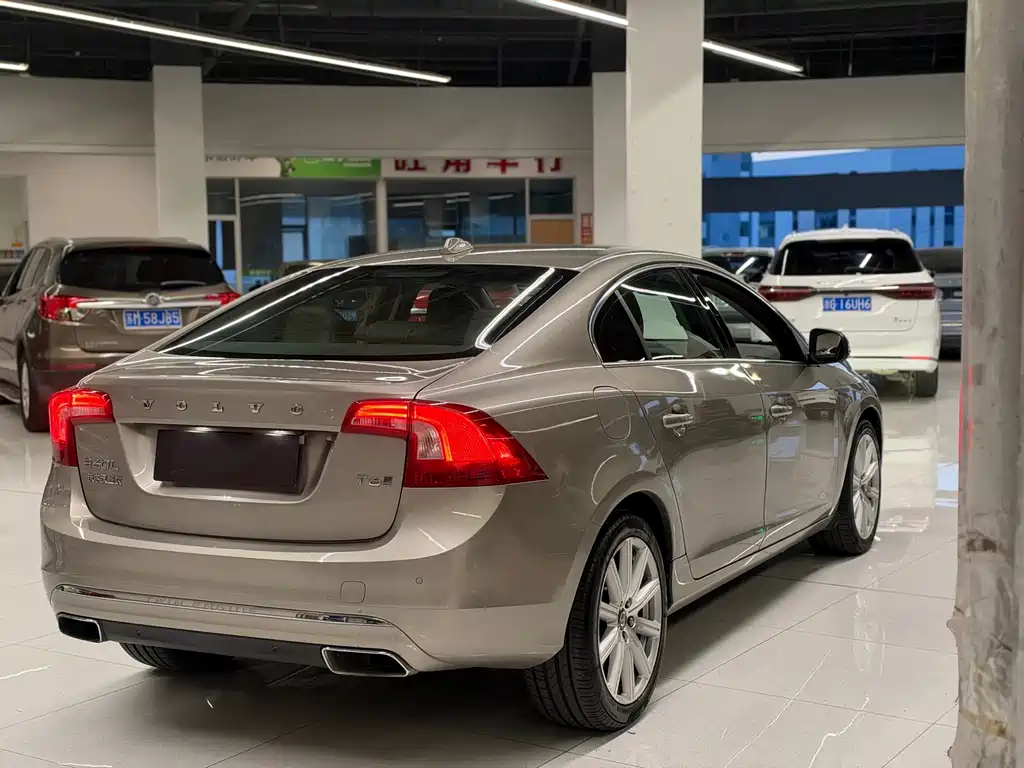 Volvo S60 PHEV — миниатюра 8